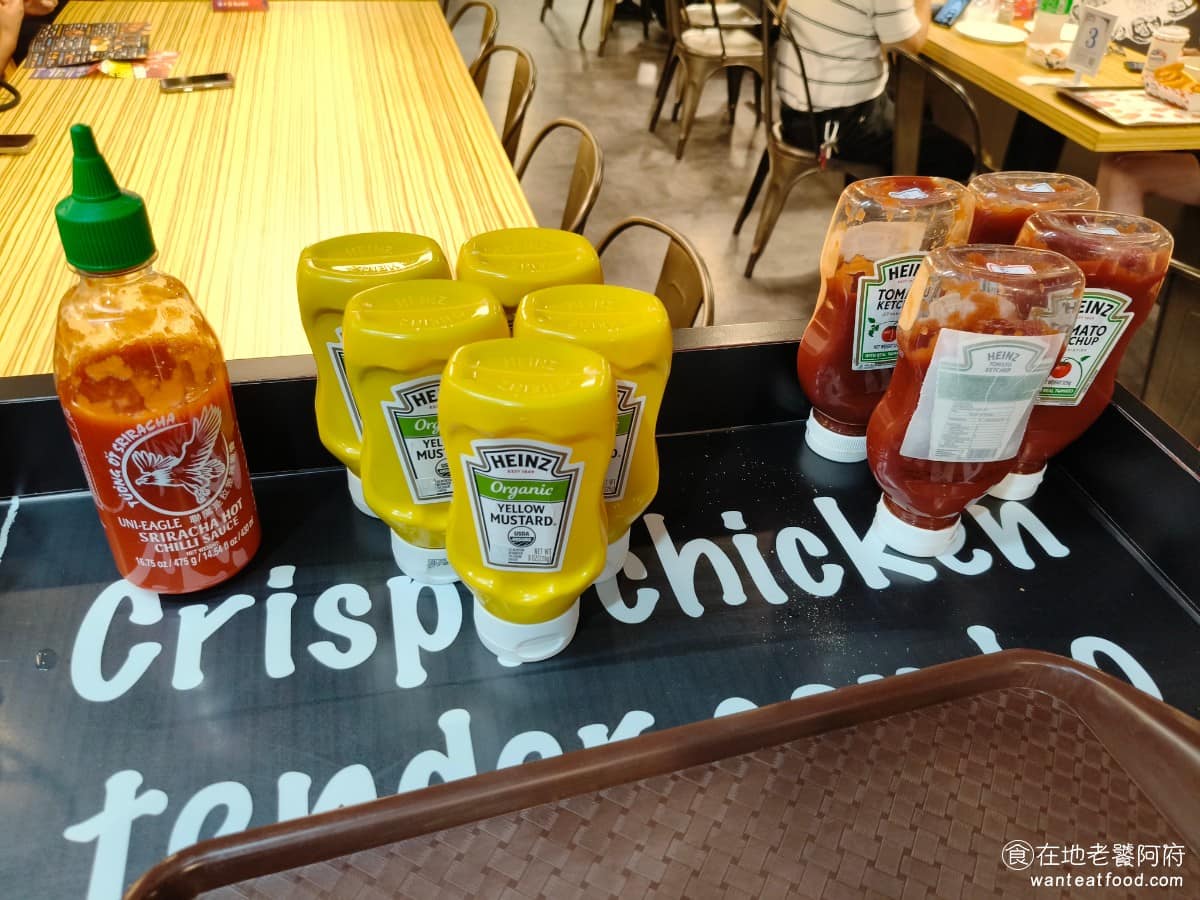 德州美墨炸雞天母店 德州美墨炸雞天母店菜單 德州美墨炸雞天母店推薦 士林區美食 士林美食 美式料理 調味料自取,桌邊或櫃台旁會擺番茄醬、黃芥末醬跟胡椒鹽,喜歡重口味的人,可以自己加。 @在地老饕阿府