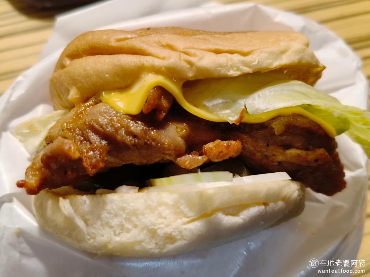 德州美墨炸雞天母店 德州美墨炸雞天母店菜單 德州美墨炸雞天母店推薦 士林區美食 士林美食 美式料理 烤雞腿堡 如果不想吃炸的,就可以點這一個烤雞堡,吃起來會比較清爽,使用的是雞腿肉,肉質非常軟嫩,帶一點微辣,辣度是每個人都能接受的。 @在地老饕阿府