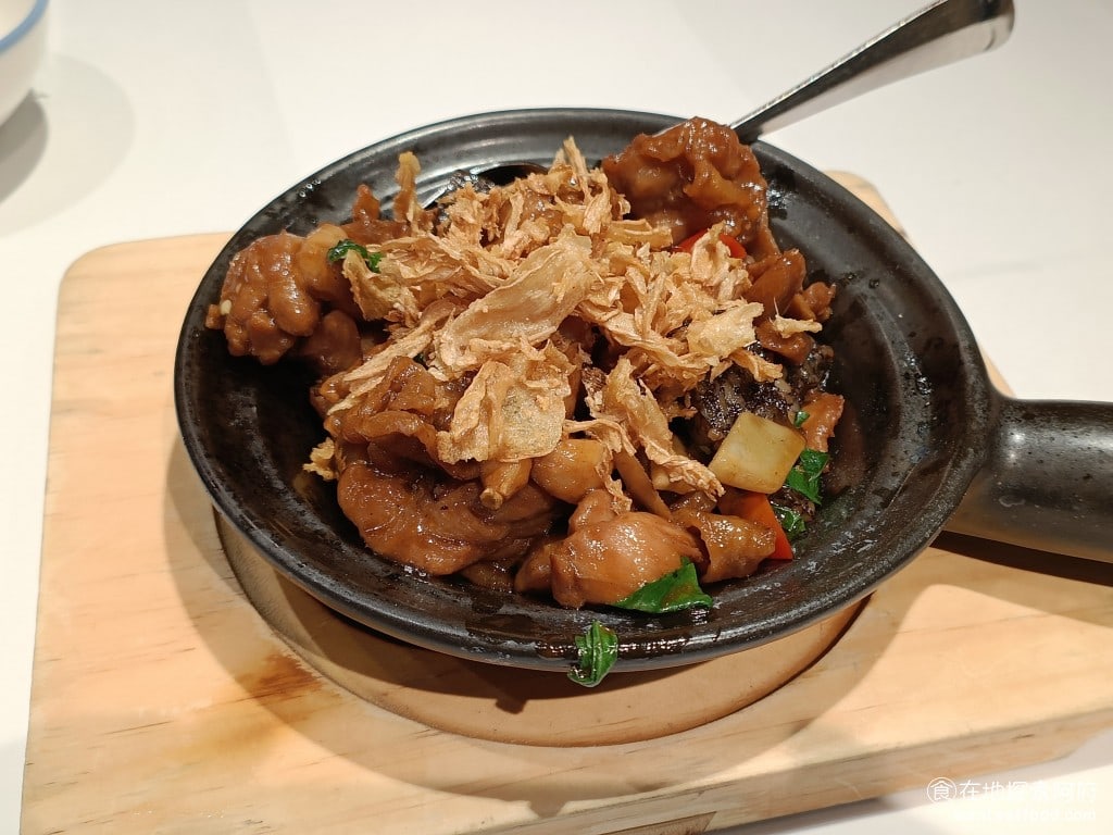 時時香 RICE BAR 美麗華店 中山區美食 劍南路站美食 中式料理 3.5杯雞 這道菜是這裡的招牌，使用去骨雞腿肉，並淋上特製的花雕雞酒，裡面還有薑片和豬血糕，味道吃起來很不錯，但問題是雞肉料理的很硬，吃起來很辛苦.... @在地老饕阿府