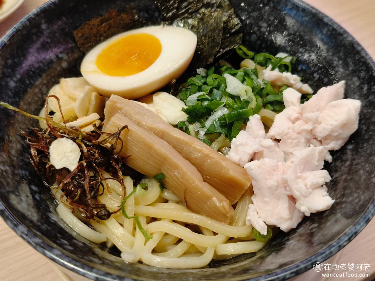 スシロー壽司郎台北內湖美麗華店 スシロー壽司郎台北內湖美麗華店菜單 蒜香日式拌麵 這是新推出來的品項，底部有蒜味醬油膏，旁邊還放有蒜片，吃起來多了蒜香味，但也不會擔心太重，唯一的缺點就是麵條太硬了。 @在地老饕阿府