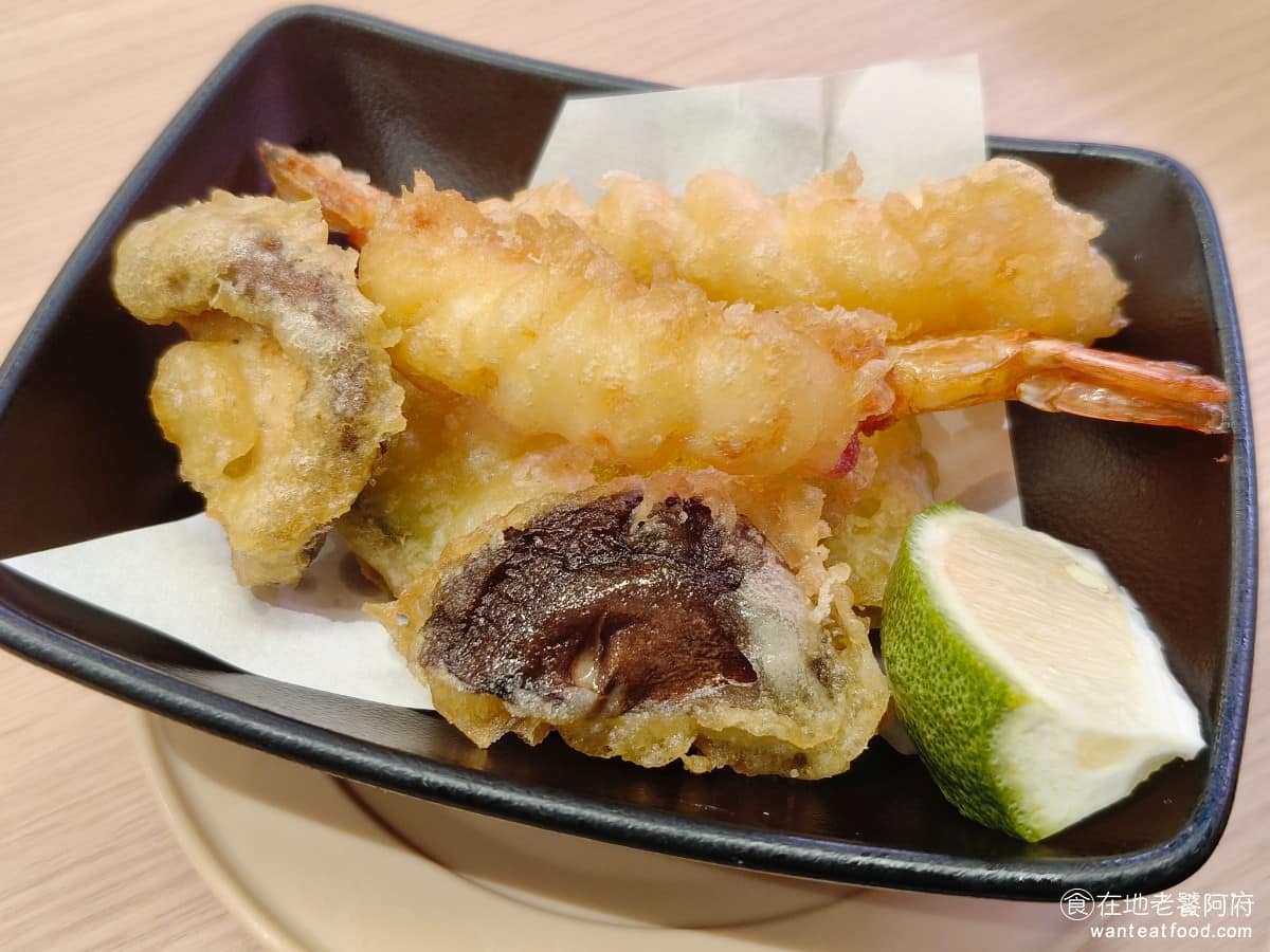 スシロー壽司郎台北內湖美麗華店 スシロー壽司郎台北內湖美麗華店菜單 天婦羅綜合拼盤 有炸香菇、炸魚片、炸蝦，每樣都是兩份，料很豐盛平板單點現做，上桌還有熱氣。 @在地老饕阿府