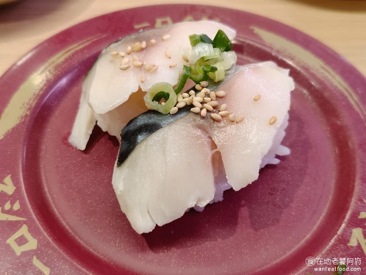 スシロー壽司郎台北內湖美麗華店 スシロー壽司郎台北內湖美麗華店菜單 蔥花鯖魚 鯖魚切得很厚，超過兩公分，表層醬汁帶甜，炙燒後有焦香味，鯖魚本身味道比較濃，一盤兩貫40 元，是《スシロー壽司郎 台北內湖美麗華店》的必點品項之一。 @在地老饕阿府