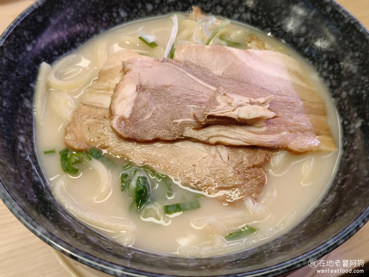 スシロー壽司郎台北內湖美麗華店 スシロー壽司郎台北內湖美麗華店菜單 叉燒豚骨拉麵 豚骨湯鹹味足，叉燒肉軟整體不算驚豔，但有水準，叉燒肉肉質不會太硬。 @在地老饕阿府