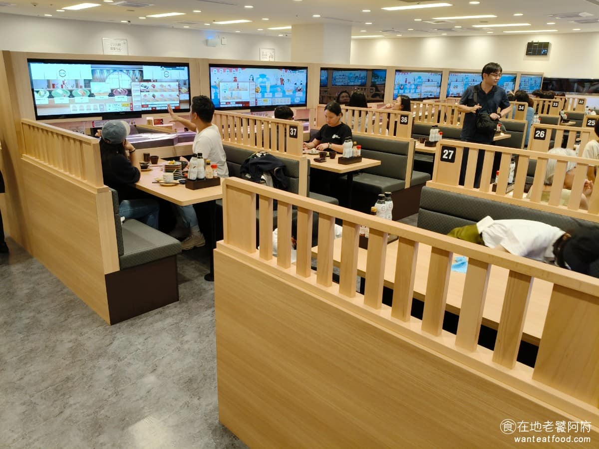 スシロー壽司郎台北內湖美麗華店 スシロー壽司郎台北內湖美麗華店菜單 繼微風南山店改裝成數位店後，美麗華店也跟著改裝，是壽司郎在台灣推出的第二間 DIGIRO 數位迴轉壽司店型。 @在地老饕阿府