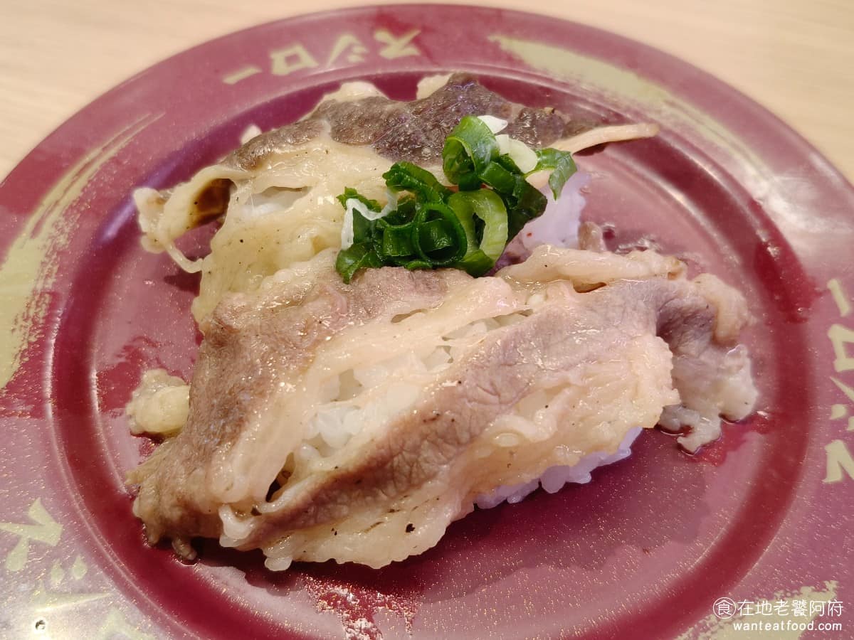 スシロー壽司郎台北內湖美麗華店 スシロー壽司郎台北內湖美麗華店菜單 壽喜燒牛肉 牛肉的肉質還可以，只不過完全沒有壽喜燒的味道，而且肥肉的比例感覺有點偏多。 @在地老饕阿府
