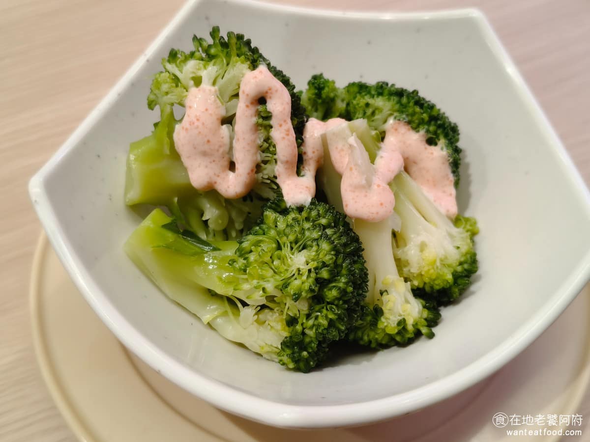 スシロー壽司郎台北內湖美麗華店 スシロー壽司郎台北內湖美麗華店菜單 明太子花椰菜沙拉 花椰菜吃起來冰冰涼涼的，上面搭配明太子醬，醬料醬加得很多，吃起來味道很夠，只不過花椰菜的份量給得太少了。 @在地老饕阿府