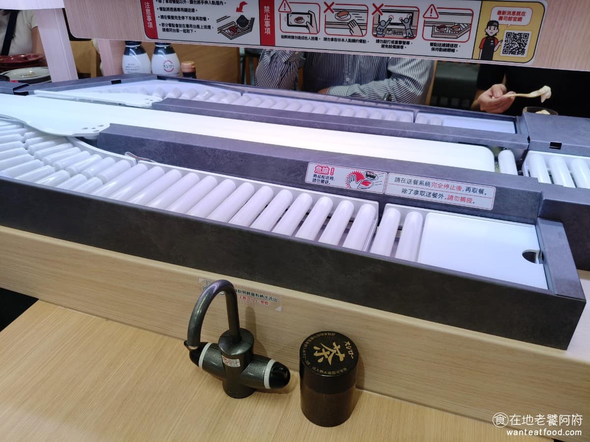 スシロー壽司郎台北內湖美麗華店 スシロー壽司郎台北內湖美麗華店菜單 推出「DIGIRO數位迴轉壽司」系統，目的是要透過數位化，降低食材耗損與剩食問題，將傳統壽司轉盤，轉化為數位螢幕轉盤，這個想法我覺得非常棒，因為我們就是不喜歡拿轉盤上食物的人。 @在地老饕阿府