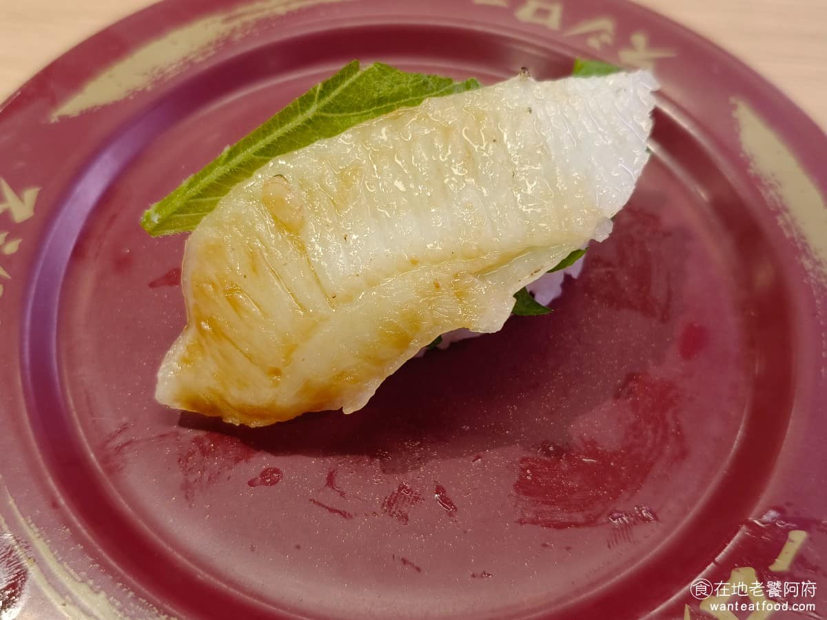 スシロー壽司郎台北內湖美麗華店 スシロー壽司郎台北內湖美麗華店菜單 醬烤鯽魚鰭邊 外層略焦香，魚肉鮮嫩醬汁味道偏濃，喜歡醬烤系口味的人，不會失望。 @在地老饕阿府