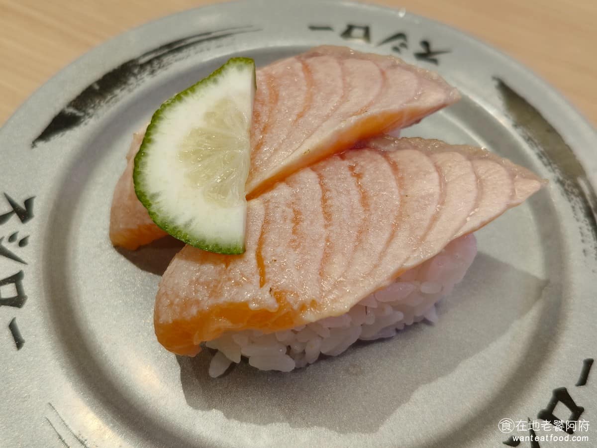 スシロー壽司郎台北內湖美麗華店 スシロー壽司郎台北內湖美麗華店菜單 炙燒鹽味生鮭 加了炙燒工序後，表面帶有輕微焦香，鹽味把鮭魚的鮮甜帶出來，比起純生鮭，多了一點層次，口感細膩，不油膩。 @在地老饕阿府