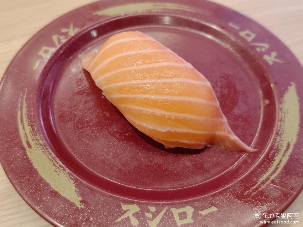 スシロー壽司郎台北內湖美麗華店 スシロー壽司郎台北內湖美麗華店菜單 生鮭魚一貫 魚肉新鮮、口感中規中矩，搭配醋飯、味道平穩，是穩定發揮的基本款，適合作為開場。 @在地老饕阿府