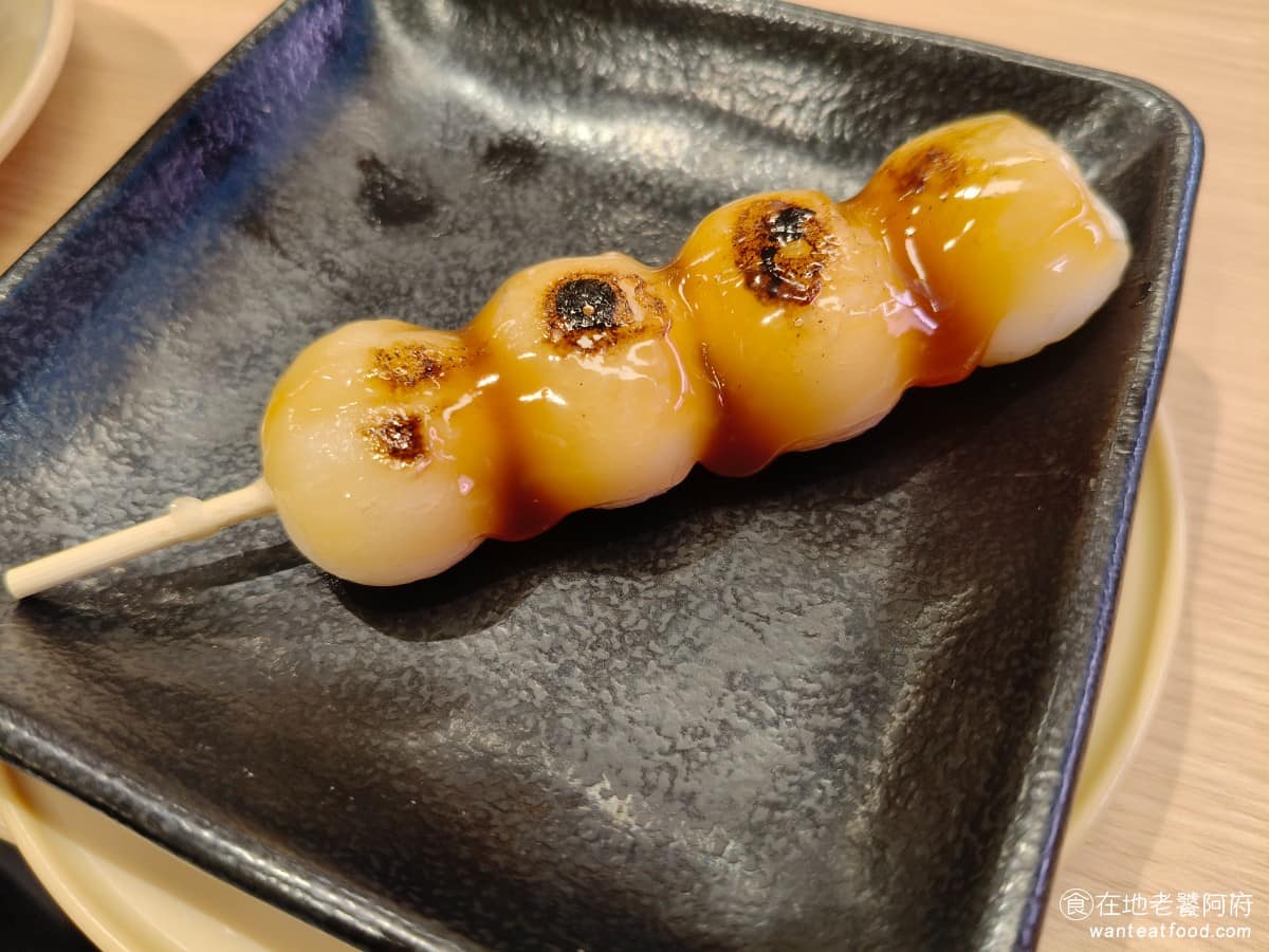 スシロー壽司郎台北內湖美麗華店 スシロー壽司郎台北內湖美麗華店菜單 醬油糰子 有稍微炙燒過，加了甜醬口感軟Q、不黏牙，甜度適中當甜點收尾不錯。 @在地老饕阿府