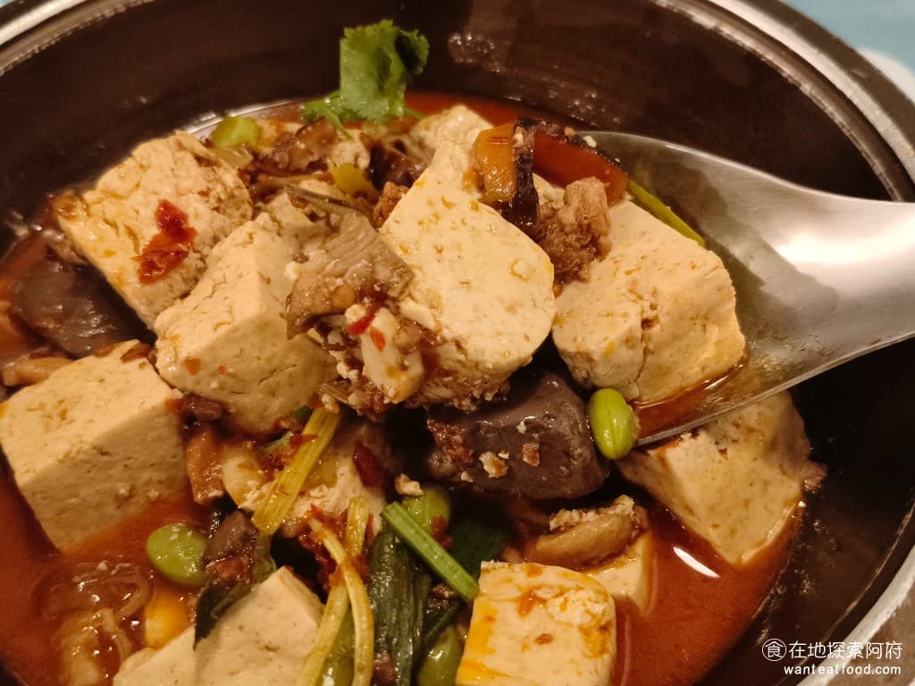 陸光小館 陸光小館菜單 陸光小館價格 松山區美食 松山美食 台北小巨蛋美食 中式料理 滷味 熱炒 鴨血的口感，吃起來也很棒，非常柔嫩滑順，也帶著微微的麻辣和花椒香味。 @在地老饕阿府