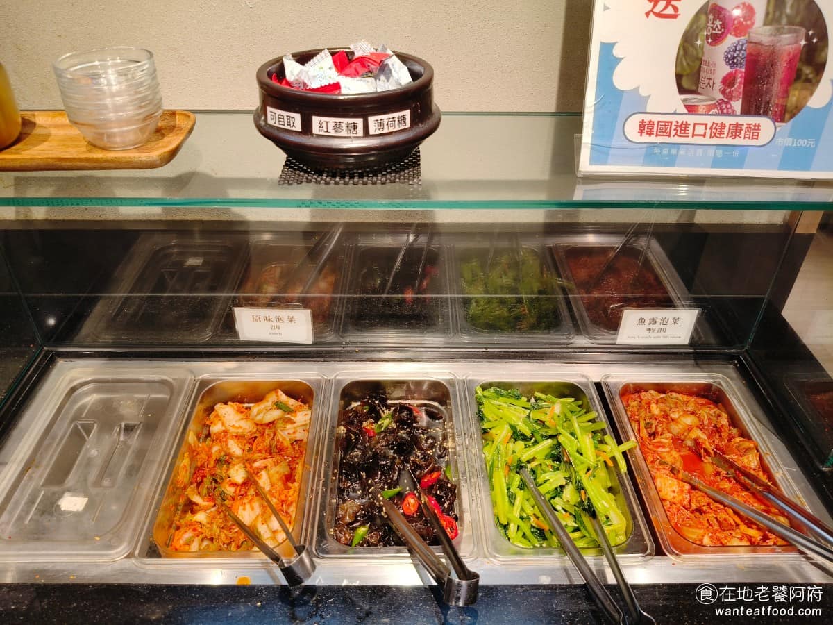 豆腐村 Tofu Village 三創生活園區店 三創生活園區店菜單 三創生活園區店推薦 中正區美食 另一特色是小菜吃到飽,內用的話除了招待的海苔不能續加,其他小菜都可以自己到自助區夾取。 @在地老饕阿府