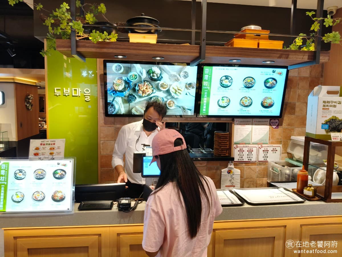 豆腐村 Tofu Village 三創生活園區店 三創生活園區店菜單 三創生活園區店推薦 中正區美食 《豆腐村》主打的是手工現做的嫩豆腐鍋,搭配多種肉類、海鮮,做成不同口味的豆腐煲,另外還有小菜吃到飽的自助吧。 @在地老饕阿府