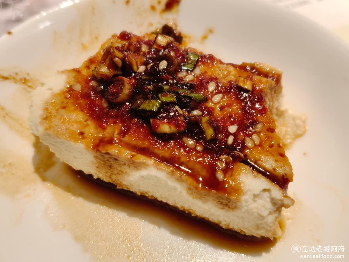 豆腐村 Tofu Village 三創生活園區店 三創生活園區店菜單 三創生活園區店推薦 中正區美食 辣板豆腐 這是桌上提供的另一個小菜,吃起來微辣,板豆腐口感偏硬,味道是蠻普通的。 @在地老饕阿府