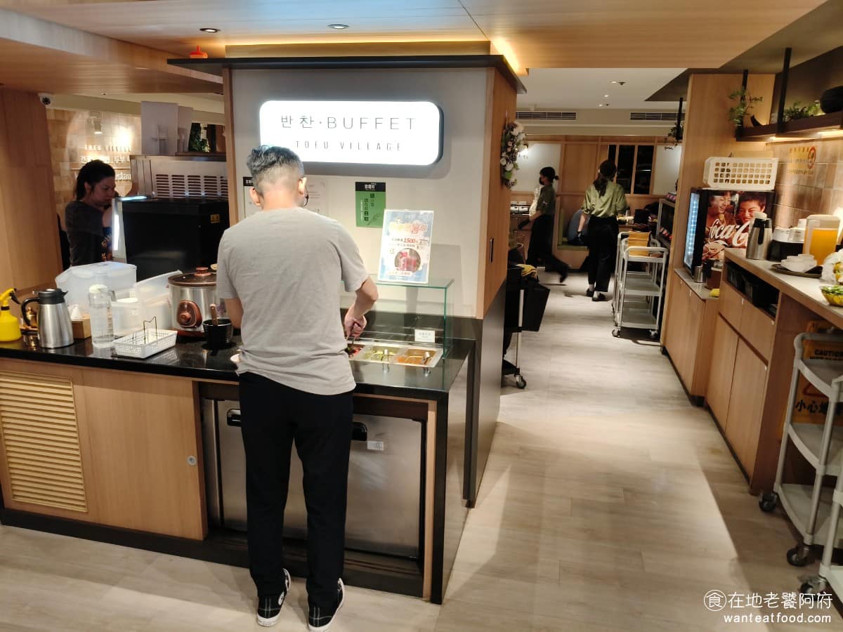 豆腐村 Tofu Village 三創生活園區店 三創生活園區店菜單 三創生活園區店推薦 中正區美食 《豆腐村》特色是使用每天現做的嫩豆腐,選用非基因改造的黃豆製作,口感滑嫩豆香味也比較明顯,搭配道地的韓國調味料和食材,做成道地豆腐煲。 @在地老饕阿府