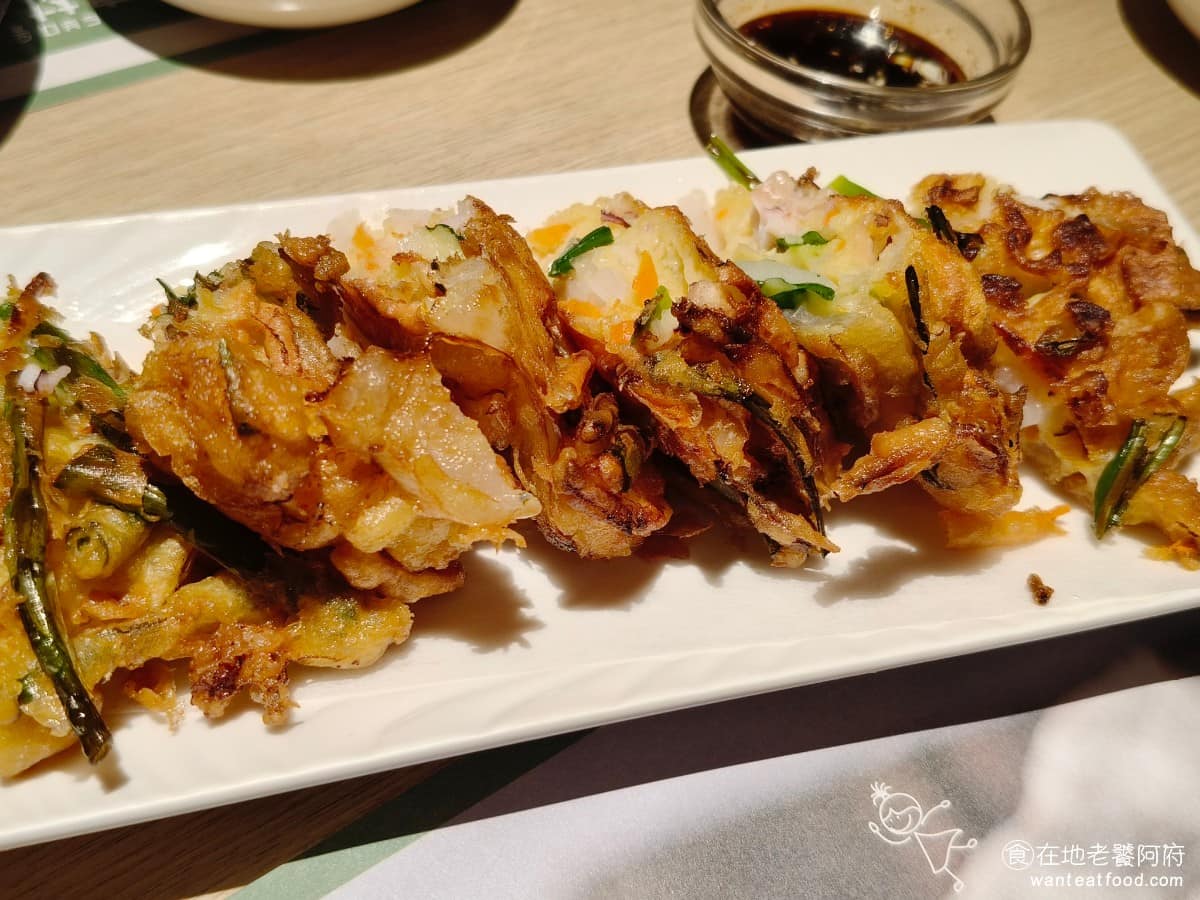 豆腐村 Tofu Village 三創生活園區店 三創生活園區店菜單 三創生活園區店推薦 中正區美食 海鮮煎餅 裡面包了蝦仁、小章魚等海鮮料,旁邊搭配特製的海鮮煎餅沾醬。 @在地老饕阿府
