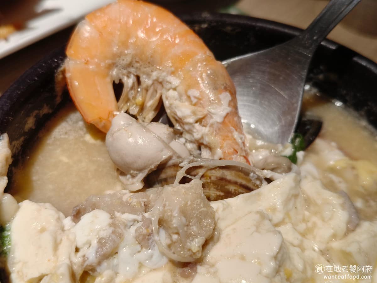 豆腐村 Tofu Village 三創生活園區店 三創生活園區店菜單 三創生活園區店推薦 中正區美食 蝦子、蚵仔等海鮮料不少,豆腐維持一貫的嫩口感,湯底鮮味夠,但比較鹹一點。 @在地老饕阿府