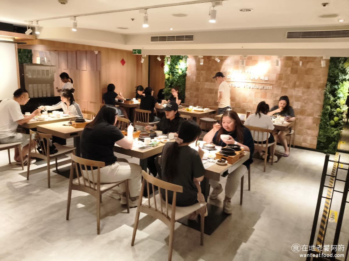 豆腐村 Tofu Village 三創生活園區店 三創生活園區店菜單 三創生活園區店推薦 中正區美食 店內裝潢走木質調風格,搭配柔和的燈光,整體氣氛比一般美食街攤位再多一分用餐的質感。 @在地老饕阿府