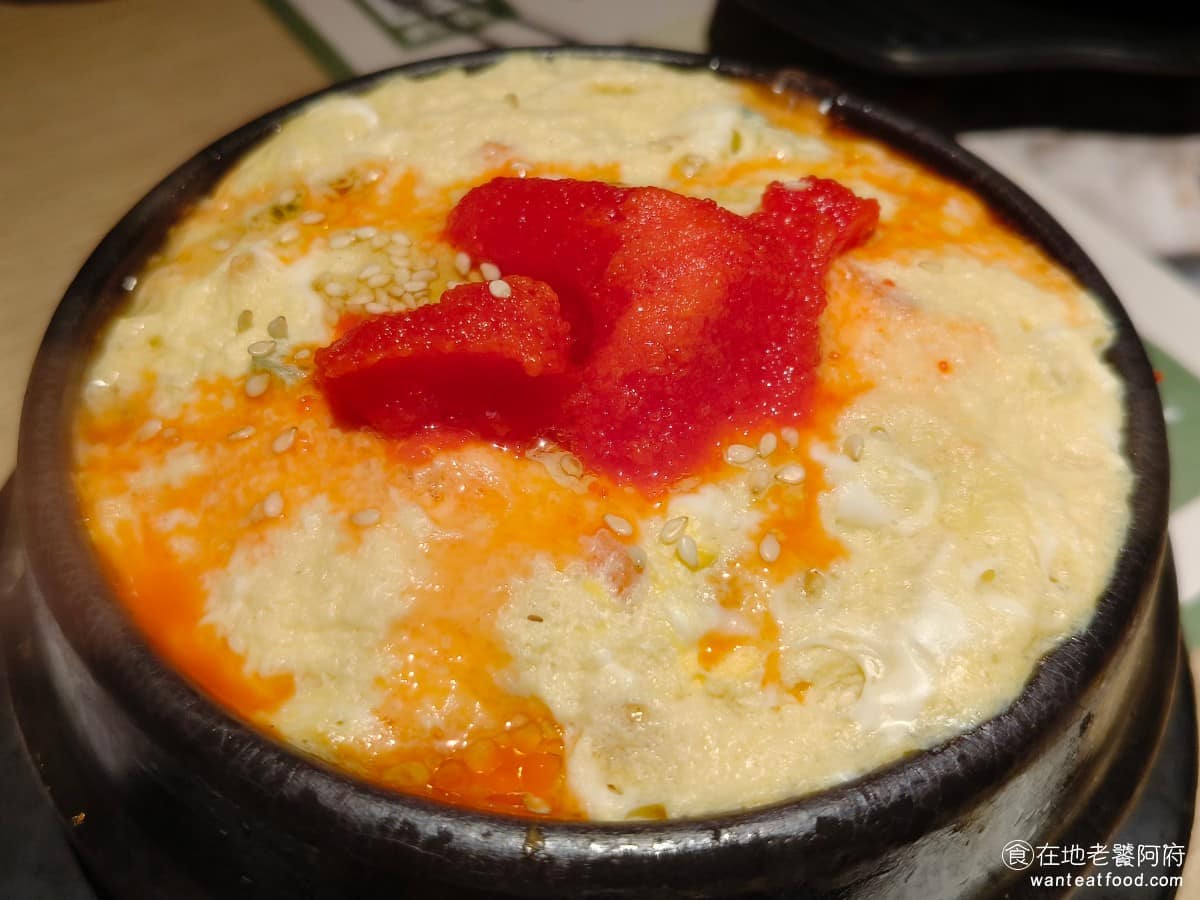 豆腐村 Tofu Village 三創生活園區店 三創生活園區店菜單 三創生活園區店推薦 中正區美食 魚卵歐姆蛋 用石鍋盛裝現煎,蛋液煎得蓬鬆、綿密,帶著溫和的鹹香味,整體口感偏向清爽,不會搶過主餐豆腐煲的風頭,裡面吃得到魚卵顆粒的口感。 @在地老饕阿府