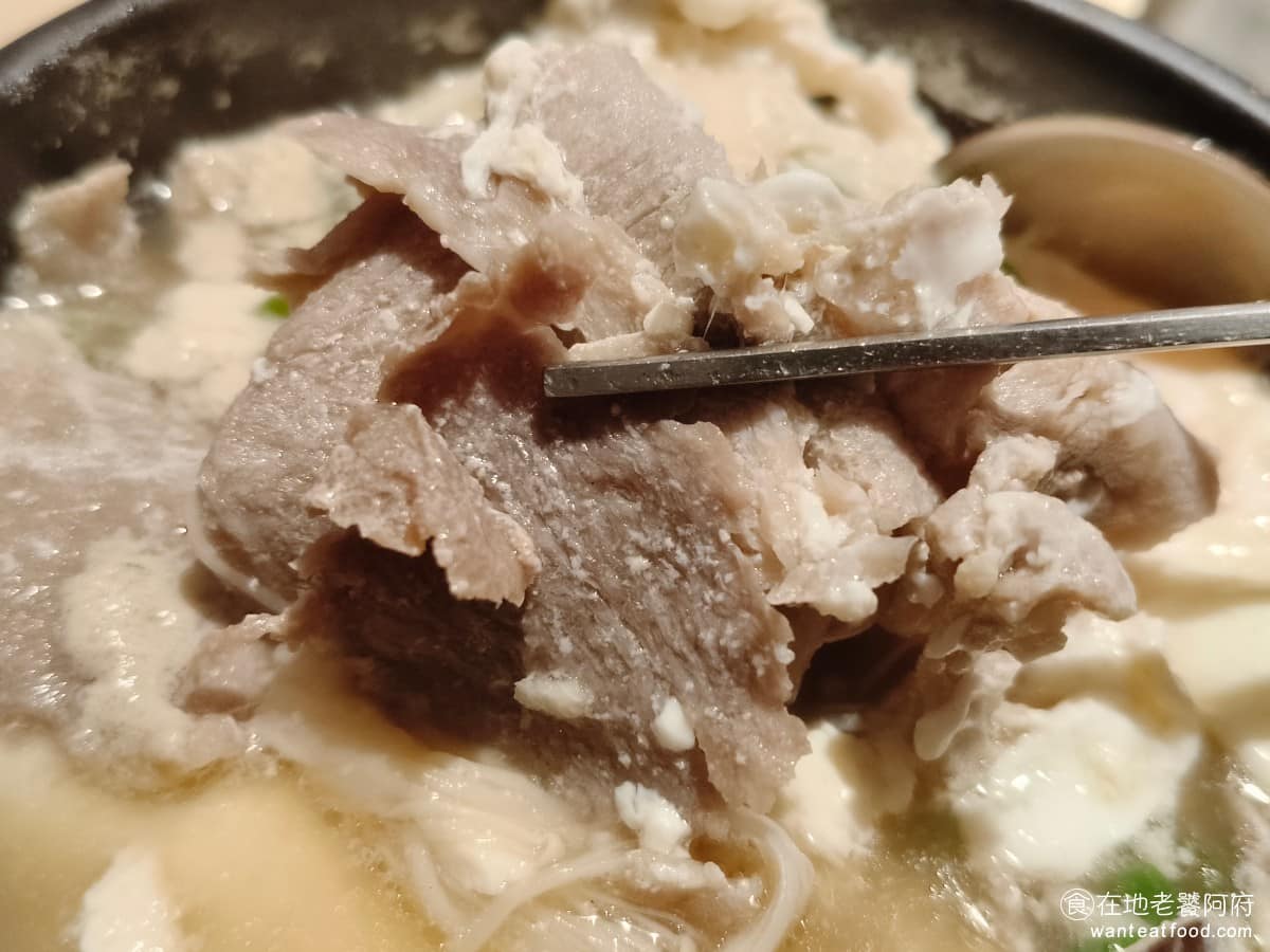豆腐村 Tofu Village 三創生活園區店 三創生活園區店菜單 三創生活園區店推薦 中正區美食 這裡的湯頭用的是蔬菜,不像另一個品牌用的是牛大骨,這裡湯頭味道比較偏鹹,而且豬肉片的口感有一點太硬,吃起來不太順口。 @在地老饕阿府