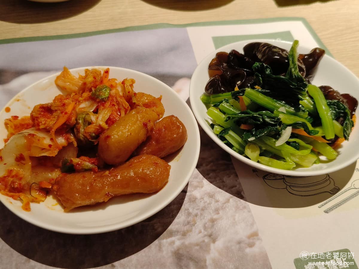 豆腐村 Tofu Village 三創生活園區店 三創生活園區店菜單 三創生活園區店推薦 中正區美食 這裡的小菜,辣的比較偏多,泡菜和甜不辣都是辣的,但不會太辣,算是比微辣再辣一點。 @在地老饕阿府