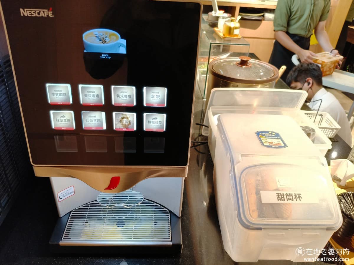豆腐村 Tofu Village 三創生活園區店 三創生活園區店菜單 三創生活園區店推薦 中正區美食 店裡還有一台無限喝的雀巢咖啡機,有美式咖啡、義式咖啡、抹茶拿鐵、紅茶拿鐵,以及可可歐蕾。旁邊還有提供霜淇淋的甜筒餅乾。 @在地老饕阿府