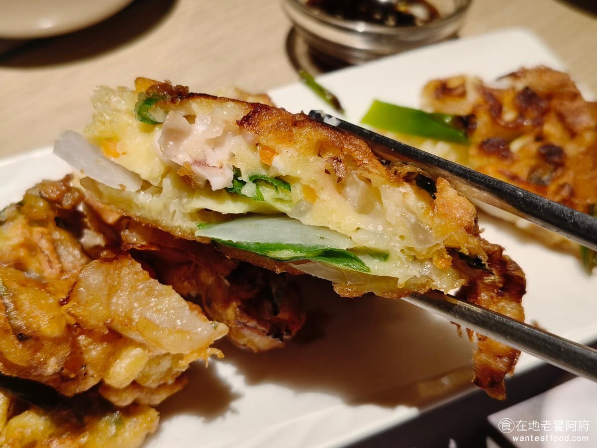 豆腐村 Tofu Village 三創生活園區店 三創生活園區店菜單 三創生活園區店推薦 中正區美食 這裡的煎餅非常厚實,裡面料多實在,最吸引人的地方是外皮炸得非常脆,和其他品牌相比,算是我們吃過最脆的,很不錯吃。 @在地老饕阿府