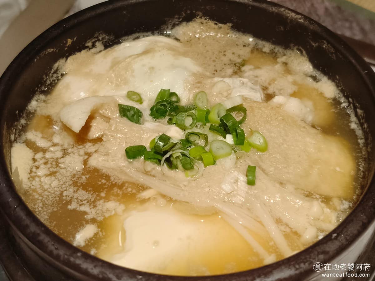 豆腐村 Tofu Village 三創生活園區店 三創生活園區店菜單 三創生活園區店推薦 中正區美食 素豆腐煲 給吃素朋友的選項,湯底用蔬菜和豆腐熬煮,口味清爽。 @在地老饕阿府