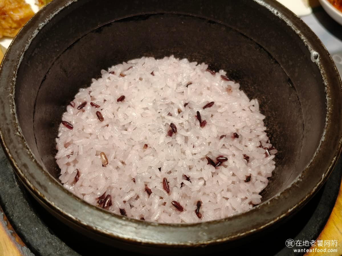豆腐村 Tofu Village 三創生活園區店 三創生活園區店菜單 三創生活園區店推薦 中正區美食 雜糧石鍋飯 使用韓國進口的石鍋,現點現煮米飯裡混合了多種雜糧穀物,米粒吃起來比一般白飯更有嚼勁,口感也比較扎實。因為是用石鍋高溫悶煮,飯粒會呈現外軟內Q的狀態,可以加入熱茶變成茶泡飯也不錯。 @在地老饕阿府