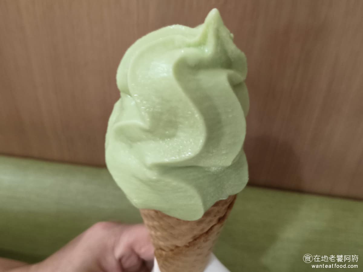 豆腐村 Tofu Village 三創生活園區店 三創生活園區店菜單 三創生活園區店推薦 中正區美食 哈密瓜霜淇淋 豆腐村的招牌霜淇淋,本身是用豆漿製作,帶著淡雅的豆香,哈密瓜口味則是在原本清爽的基底上,加入哈密瓜的香甜氣味,很接近新鮮哈密瓜切開的清香。 @在地老饕阿府