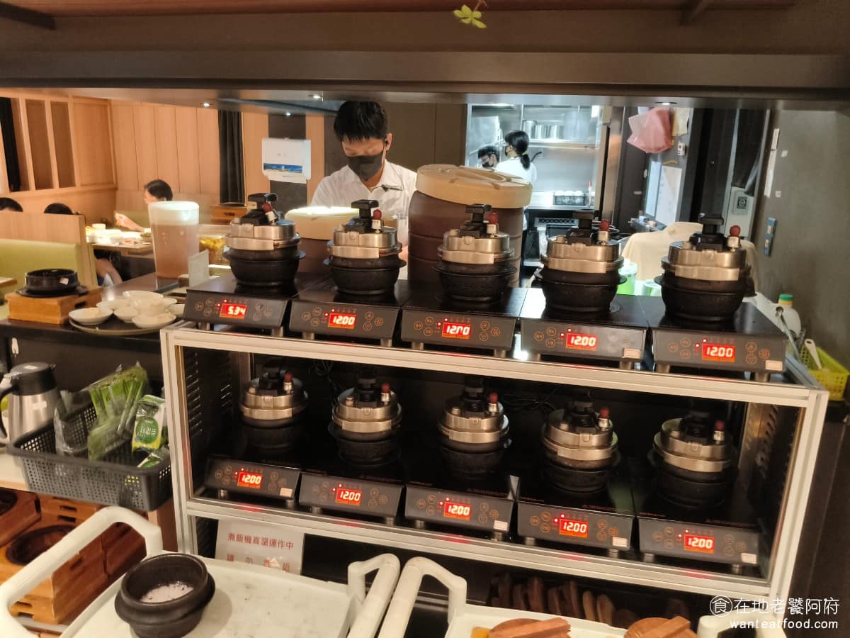 豆腐村 Tofu Village 三創生活園區店 三創生活園區店菜單 三創生活園區店推薦 中正區美食 《豆腐村》隸屬於兩班家集團旗下,是集團在台灣經營的韓式豆腐煲連鎖品牌,靠著豆腐煲搭配小菜吃到飽的模式,在各大百貨商場都開了很多間分店。 @在地老饕阿府
