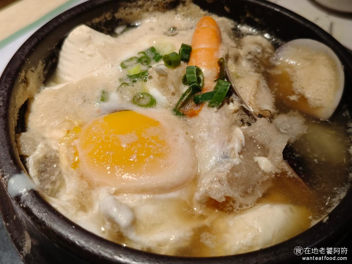 豆腐村 Tofu Village 三創生活園區店 三創生活園區店菜單 三創生活園區店推薦 中正區美食 海陸豆腐煲 鍋裡同時有肉片和海鮮,料給得算豐富,豆腐吃起來滑嫩,湯頭吸附了海鮮的鮮味。 @在地老饕阿府