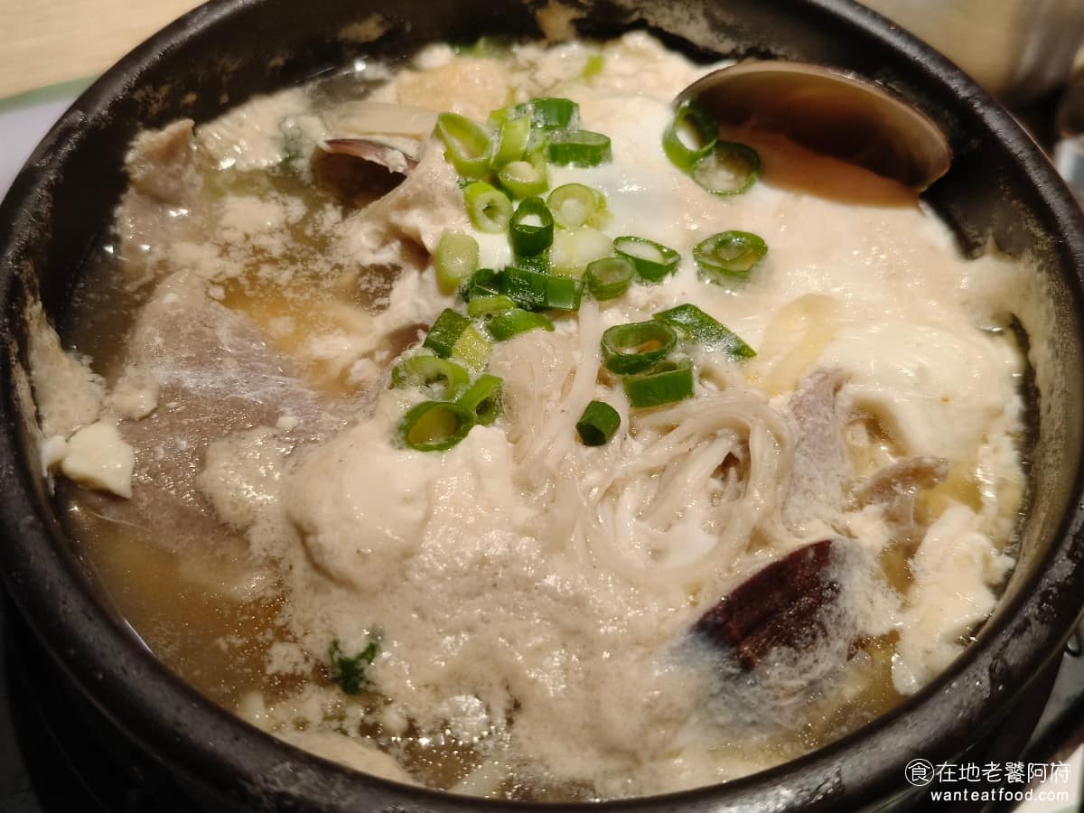 豆腐村 Tofu Village 三創生活園區店 三創生活園區店菜單 三創生活園區店推薦 中正區美食 豬肉豆腐鍋 是店家裡最基本款,裡面有滿滿的豆腐、豬肉、蛤蠣、金針菇,還有一顆蛋,料多豐盛。 @在地老饕阿府