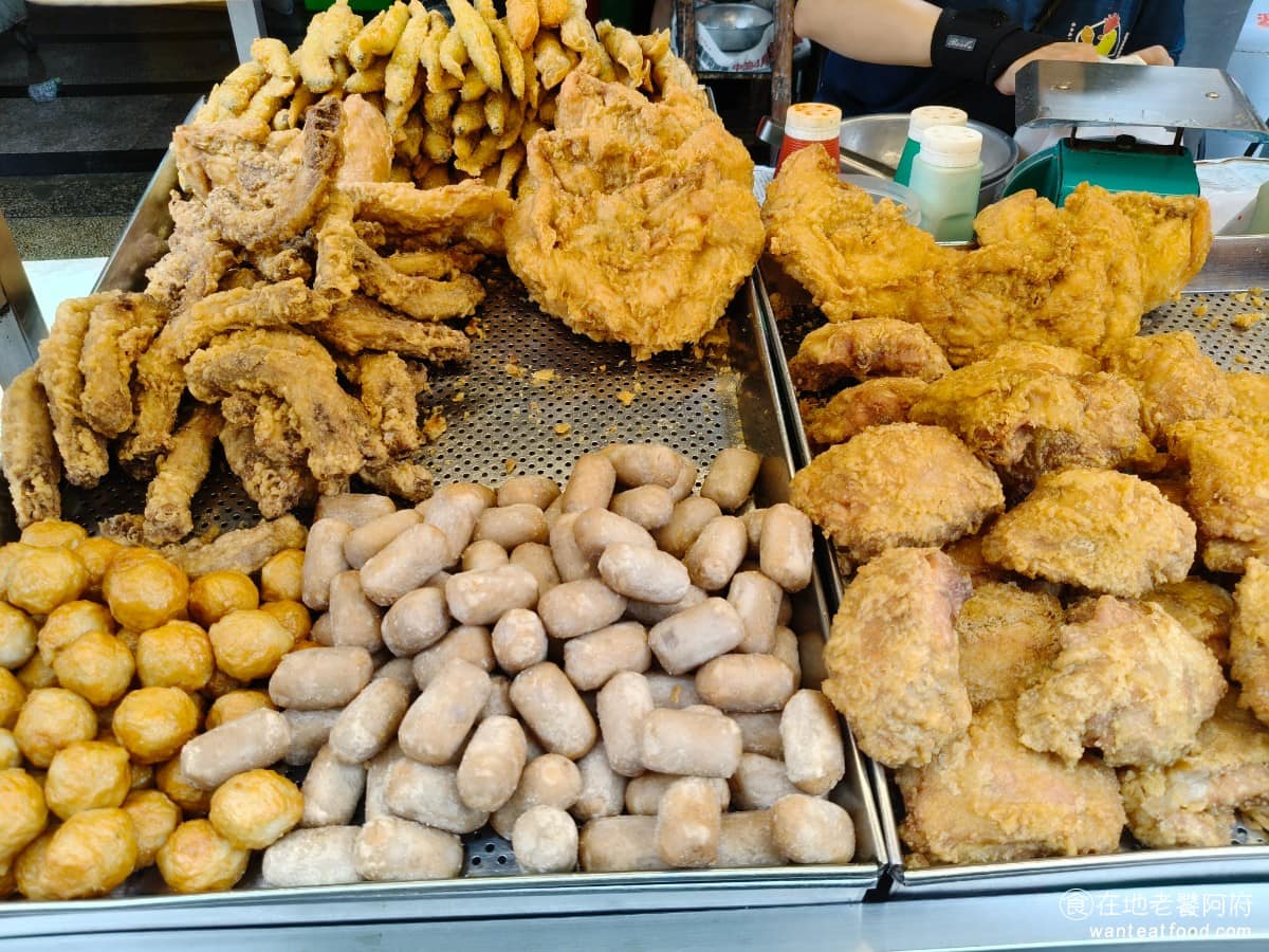 上毅美食炸雞 上毅美食炸雞菜單 上毅美食炸雞推薦 基隆市美食 台灣小吃 鹽酥雞 還有賣芋頭球和花枝丸,也有很多網友推薦他們家的芋頭球,芋頭香氣很明顯。 @在地老饕阿府