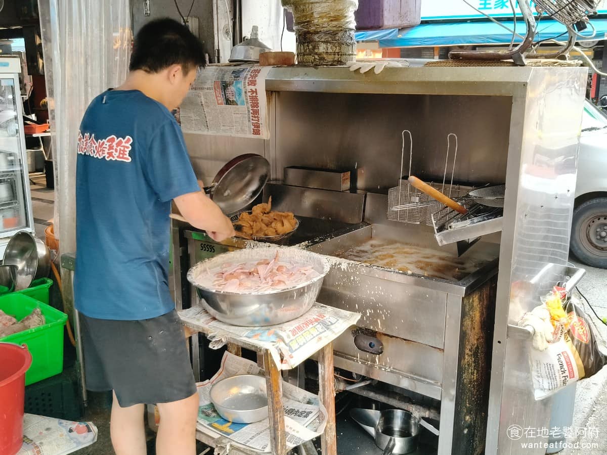上毅美食炸雞 上毅美食炸雞菜單 上毅美食炸雞推薦 基隆市美食 台灣小吃 鹽酥雞 各家分店的環境大同小異,通常開在夜市或市場周邊、人流較多的地點,攤位周圍環境都維持得還可以。 @在地老饕阿府