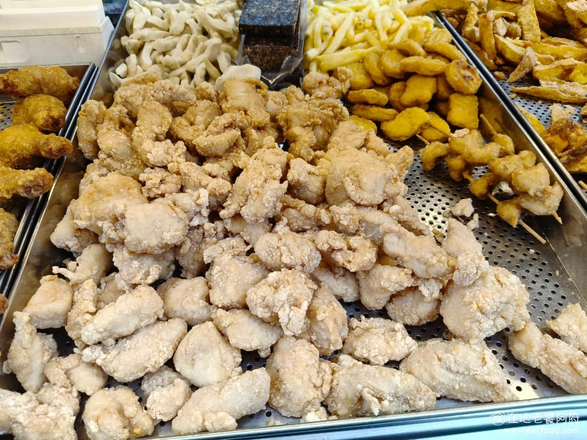上毅美食炸雞 上毅美食炸雞菜單 上毅美食炸雞推薦 基隆市美食 台灣小吃 鹽酥雞 除了雞肉類,配菜選項也不少,像是地瓜薯條、甜不辣、脆薯、花枝丸、芋頭丸、蝦捲、鱈魚條、柳葉魚,這些通常可以單點,或是湊在一起選購,方便想多樣化嘗鮮的人。 @在地老饕阿府
