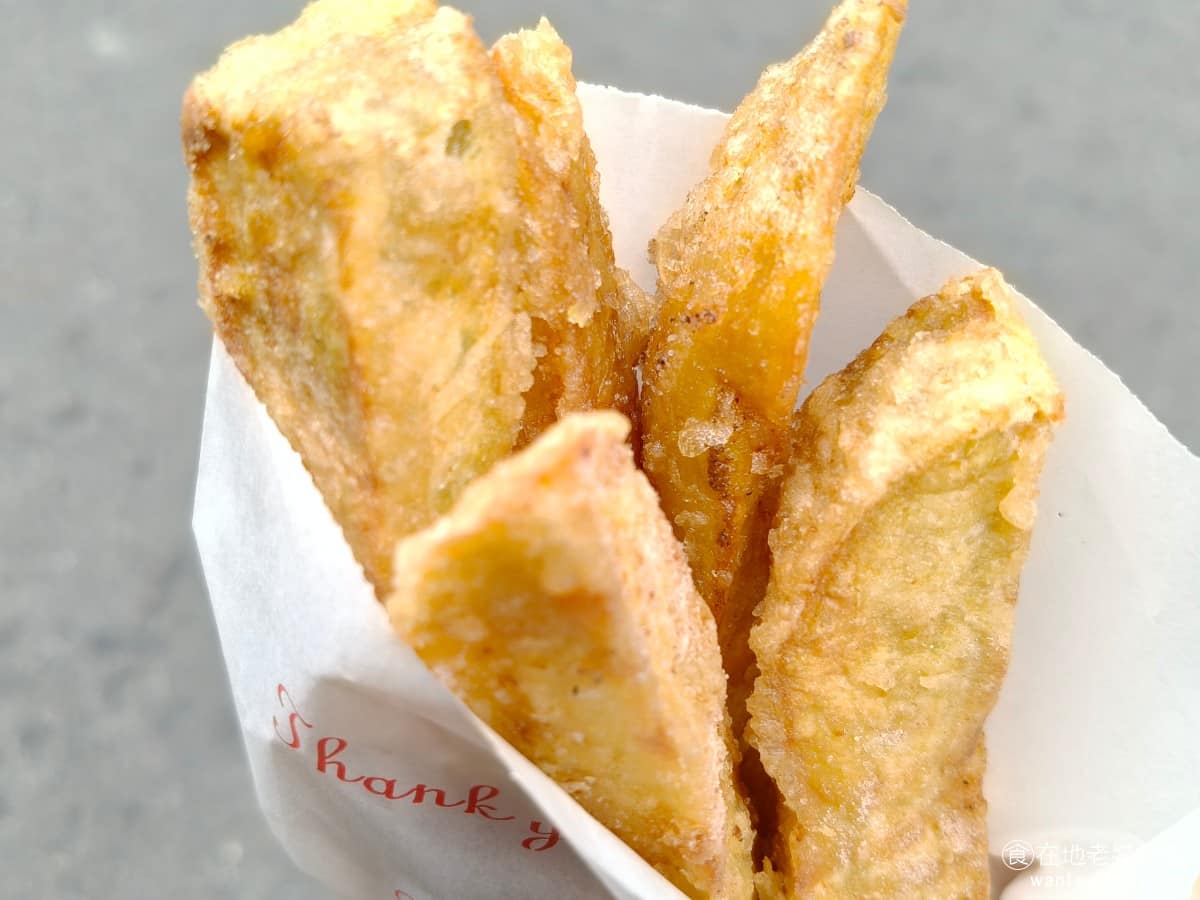 上毅美食炸雞 上毅美食炸雞菜單 上毅美食炸雞推薦 基隆市美食 台灣小吃 鹽酥雞 地瓜薯條 小份點的是梅粉口味,因為點完幾乎馬上就拿到,明顯不是現炸的,這家生意太好,很多炸好的品項,都直接放在檯麵上,選擇看起來豐富,但店家不見得會回炸給你。 @在地老饕阿府