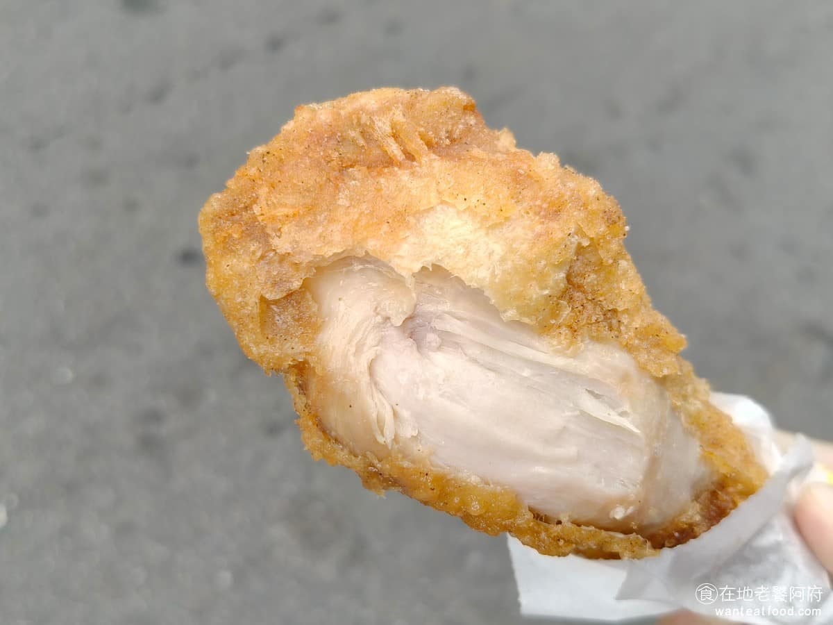 上毅美食炸雞 上毅美食炸雞菜單 上毅美食炸雞推薦 基隆市美食 台灣小吃 鹽酥雞 這點沒話說,肉質整體偏軟,但邊緣某些部位吃起來反而偏硬,口感不太均勻。醃製的味道不明顯,講白一點吃起來的香氣主要是靠表面那層胡椒鹽撐著,雞肉本身沒什麼入味。整體就是普通等級的炸雞腿,個頭不小咬下去還是有肉汁,但不到讓人驚豔的程度。 @在地老饕阿府
