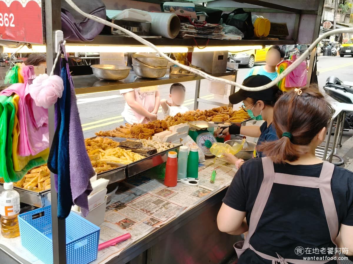 上毅美食炸雞 上毅美食炸雞菜單 上毅美食炸雞推薦 基隆市美食 台灣小吃 鹽酥雞 這一帶算是七堵在地人熟悉的、小吃聚集的地區,炸雞攤生意好的時候,店員幾乎沒停過手,鍋子裡的炸物,一份接一份撈出來。 @在地老饕阿府