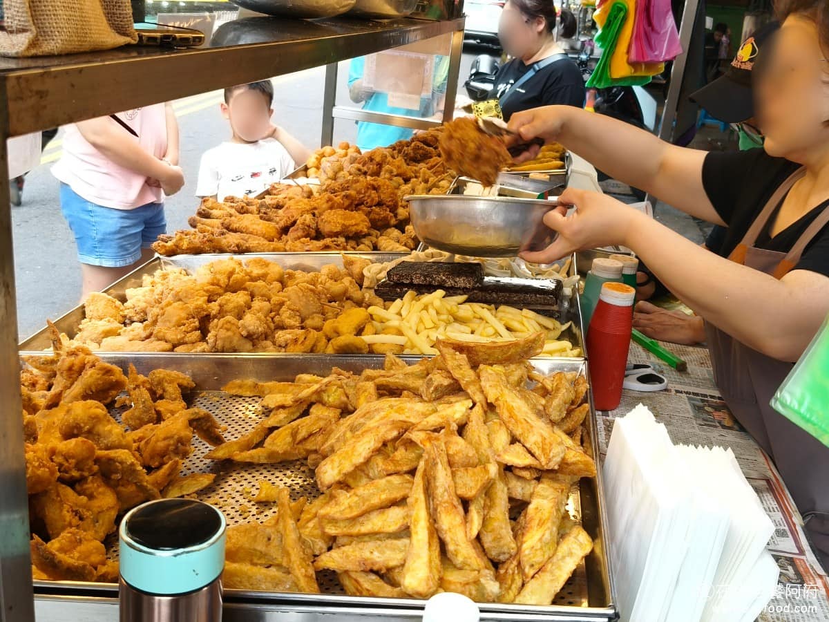 上毅美食炸雞 上毅美食炸雞菜單 上毅美食炸雞推薦 基隆市美食 台灣小吃 鹽酥雞 因為品項很多,而且排隊的時候,很多人因為排得比較久,就會決定一次買比較多份,因此等候的時間就蠻長的,比預期的久,這點跟旁邊的營養三明治,有人一次買一堆,是一樣的情況。 @在地老饕阿府