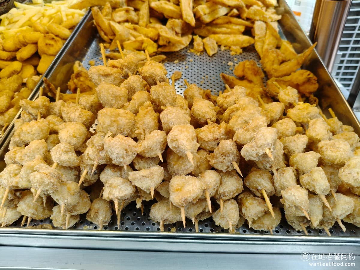 上毅美食炸雞 上毅美食炸雞菜單 上毅美食炸雞推薦 基隆市美食 台灣小吃 鹽酥雞 地瓜薯條也是很多人會點的品項,所以會特別放在,側邊大字的菜單上。 @在地老饕阿府