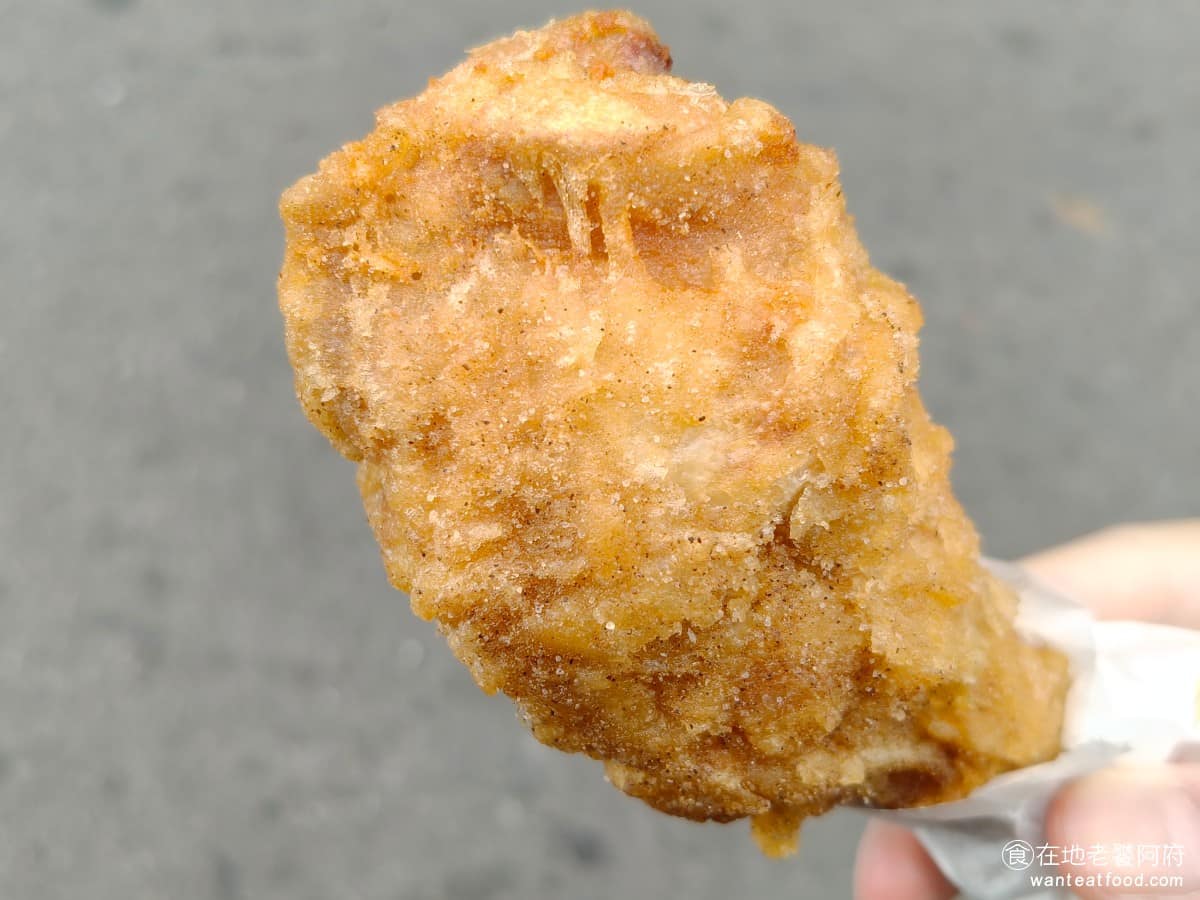 上毅美食炸雞 上毅美食炸雞菜單 上毅美食炸雞推薦 基隆市美食 台灣小吃 鹽酥雞 雞腿 很多網友推薦的品項,實際點了一隻來吃,外皮炸得金黃酥脆,上面撒的胡椒鹽偏鹹,但帶有香氣,算是加分因為不是現點現炸,拿到手的時候,外皮還是維持酥脆。 @在地老饕阿府