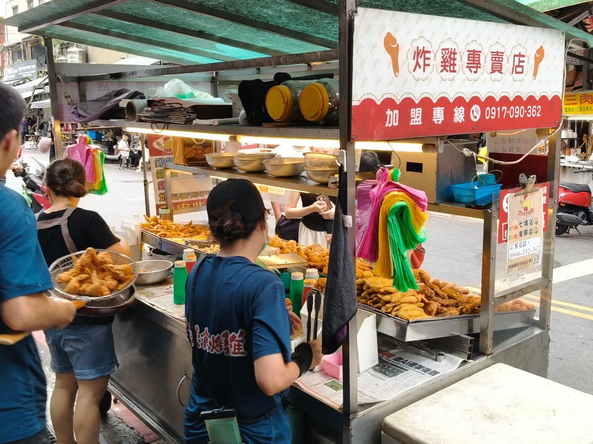上毅美食炸雞 上毅美食炸雞菜單 上毅美食炸雞推薦 基隆市美食 台灣小吃 鹽酥雞 《上毅美食炸雞》走的是攤位式經營,主要以外帶為主,沒有內用座位,跟一般夜市炸雞攤模式差不多。 @在地老饕阿府