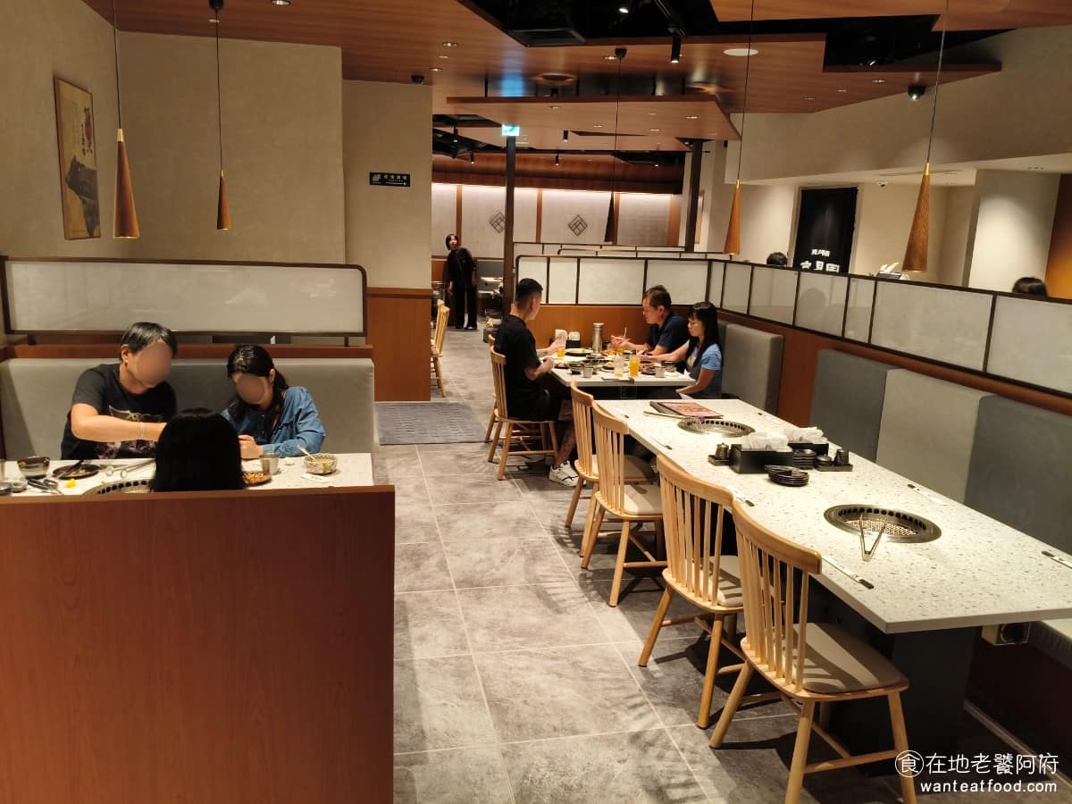京昌園日式燒肉餐廳南港店 京昌園日式燒肉餐廳南港店菜單 京昌園日式燒肉餐廳南港店推薦 空間設計都走日式風格，整體沉靜舒適。座位配置以半包廂為主，桌距寬鬆，挑高也舒適。 @在地老饕阿府
