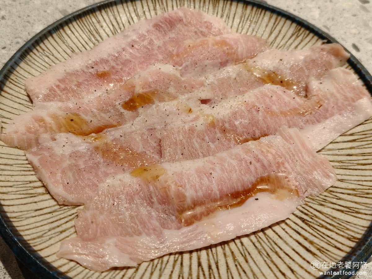 京昌園日式燒肉餐廳南港店 京昌園日式燒肉餐廳南港店菜單 京昌園日式燒肉餐廳南港店推薦 松阪豬 醃製非常入味，不沾任何醬料，直接吃就相當好吃，肉質軟嫩，完全沒有任何豬腥味，是品質很好的松阪豬。 @在地老饕阿府