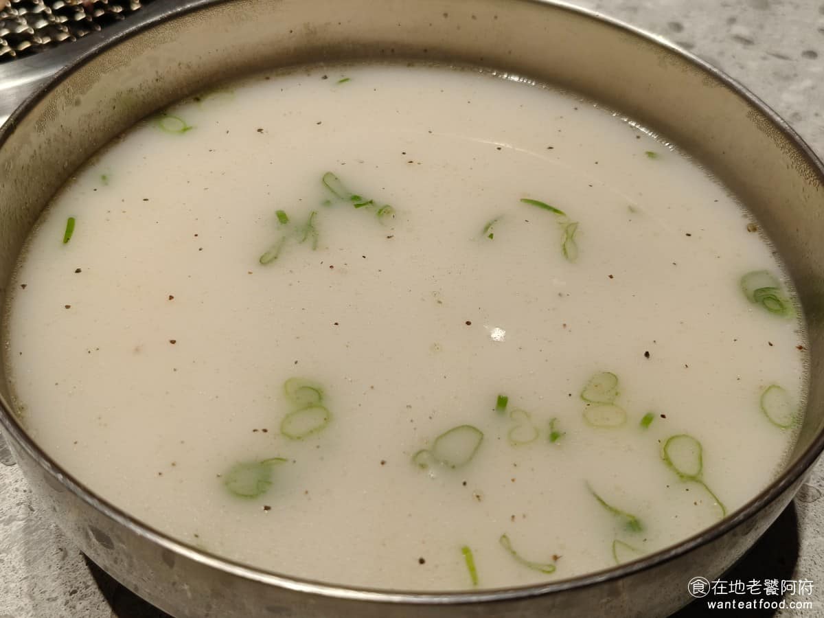 京昌園日式燒肉餐廳南港店 京昌園日式燒肉餐廳南港店菜單 京昌園日式燒肉餐廳南港店推薦 牛骨湯 湯頭牛骨香氣非常濃郁，喝得出來熬了很久，上面撒了大量青蔥，蔥香味也十足，湯裡還有大量牛肉塊，肉質軟嫩，吃起來也好吃。 @在地老饕阿府