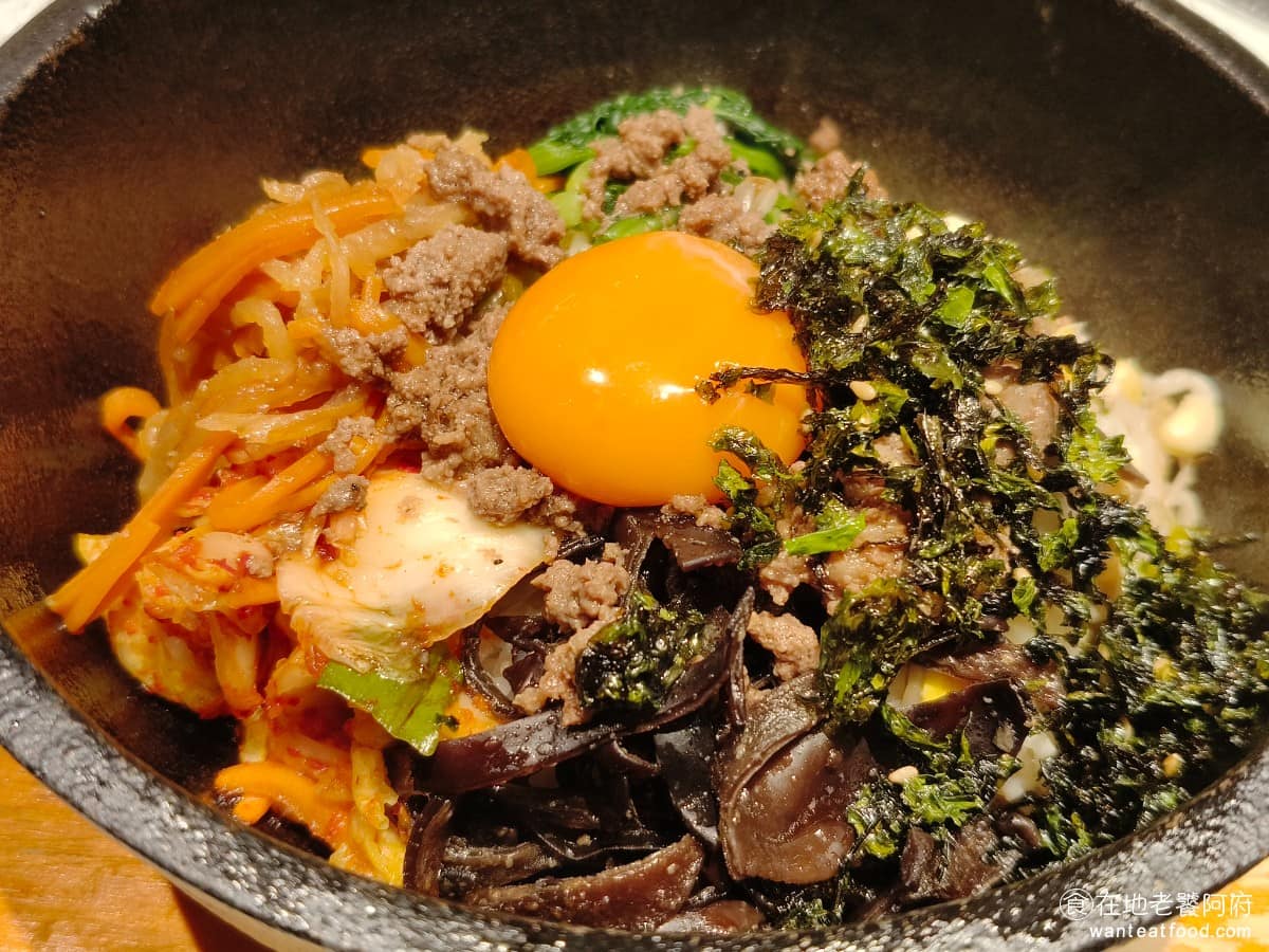 京昌園日式燒肉餐廳南港店 京昌園日式燒肉餐廳南港店菜單 京昌園日式燒肉餐廳南港店推薦 石鍋拌飯 以泡菜、豆芽、青菜、木耳、肉末為底，加上特製醬油與辣醬拌勻，味道不會太辣，大人小孩都能接受。 @在地老饕阿府