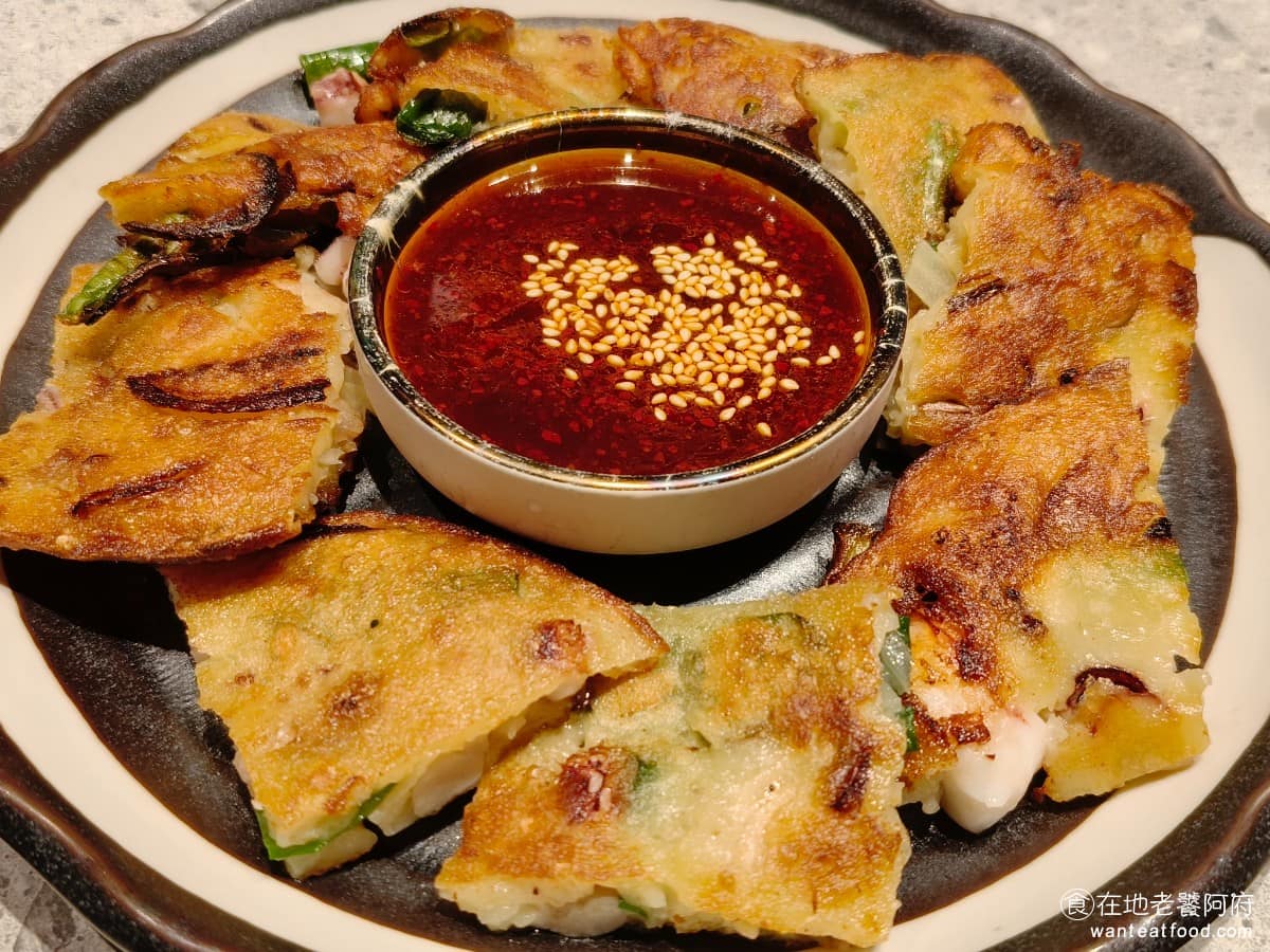 京昌園日式燒肉餐廳南港店 京昌園日式燒肉餐廳南港店菜單 京昌園日式燒肉餐廳南港店推薦 海鮮煎餅 外皮煎得相當酥脆，內餡料很豐富，有魷魚、香菇、蔥、洋蔥等配料，味道層次不單調。 @在地老饕阿府