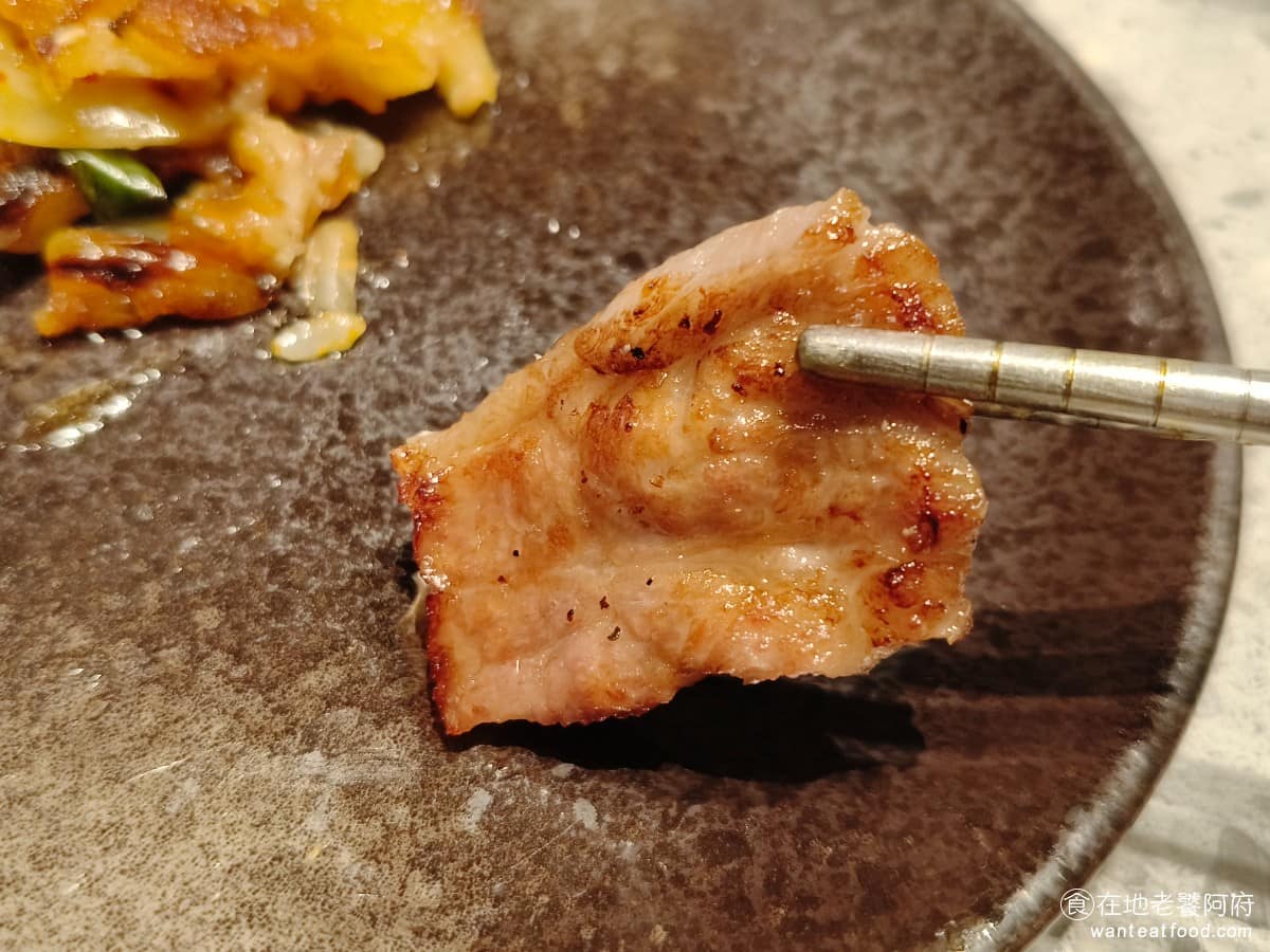 京昌園日式燒肉餐廳南港店 京昌園日式燒肉餐廳南港店菜單 京昌園日式燒肉餐廳南港店推薦 《京昌園日式燒肉餐廳 南港店》的肉品大多在上桌前就已醃製入味，不用太依賴沾醬就能有不錯的風味。 @在地老饕阿府